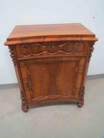 6308 - Skrinka mahagon 19 stoleti s policemi jako vinoteka  72 x 42 cm V - 89 cm  -  6 900 kc